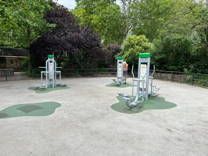 Outdoor Training at Square Tino Rossi: A Sports Setting on the Banks of the Seine