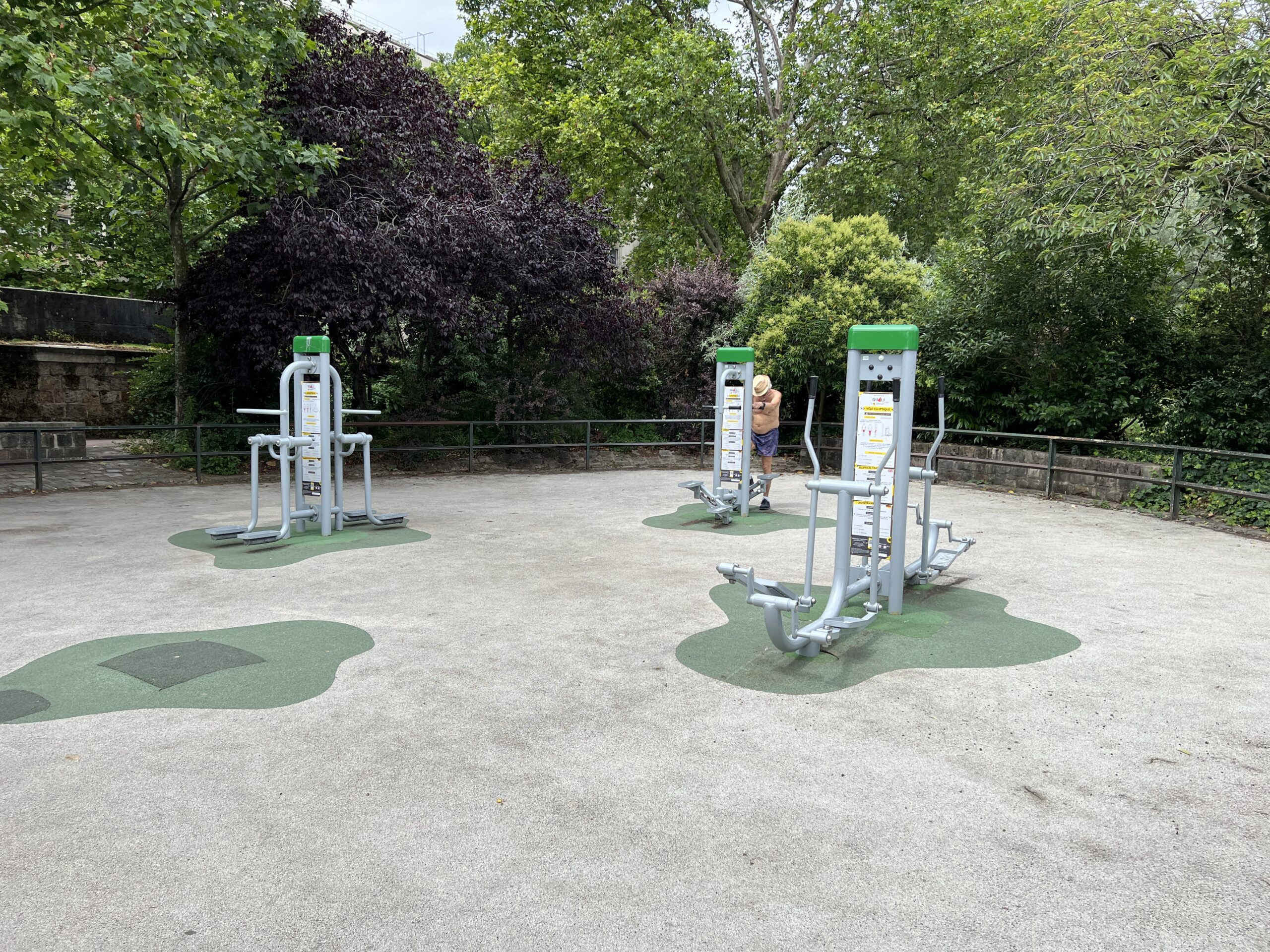 Agrès fitness mix avec un homme sur le stepper