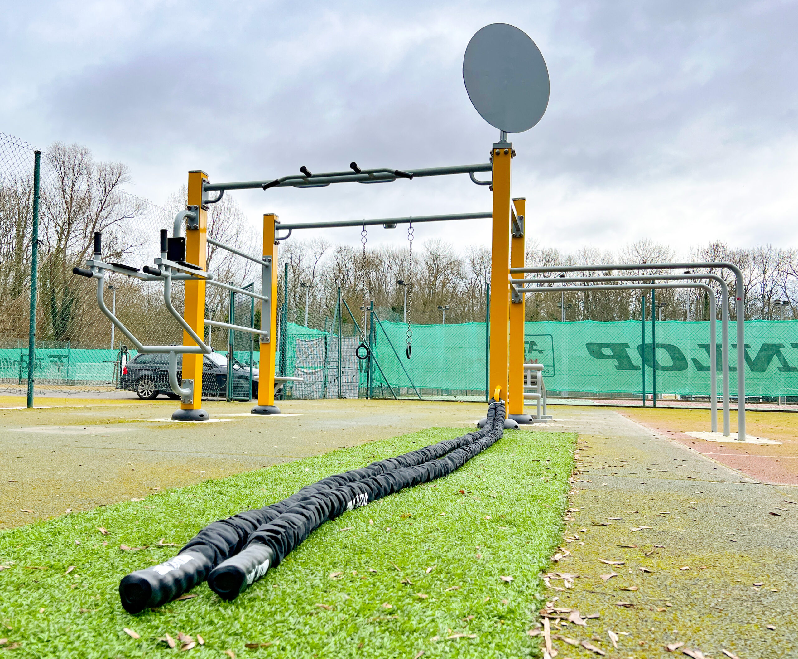 Station intégrée sur une aire de fitness extérieur