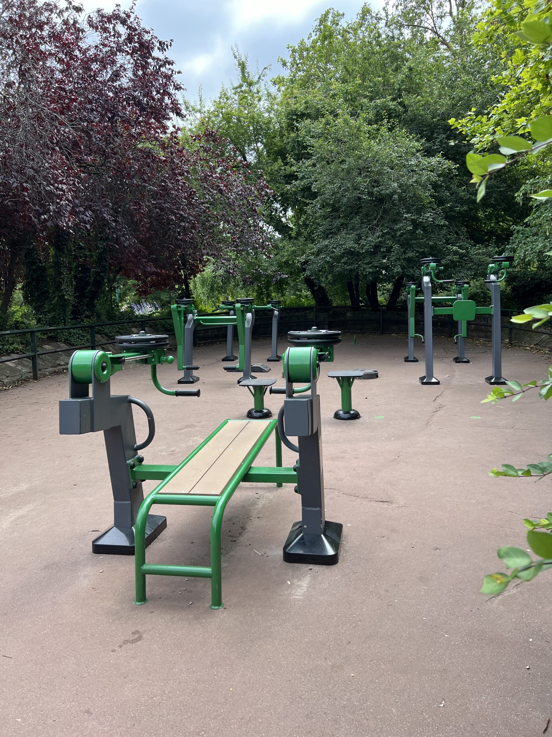 entraînement en plein air grace aux agrès à charges réglables