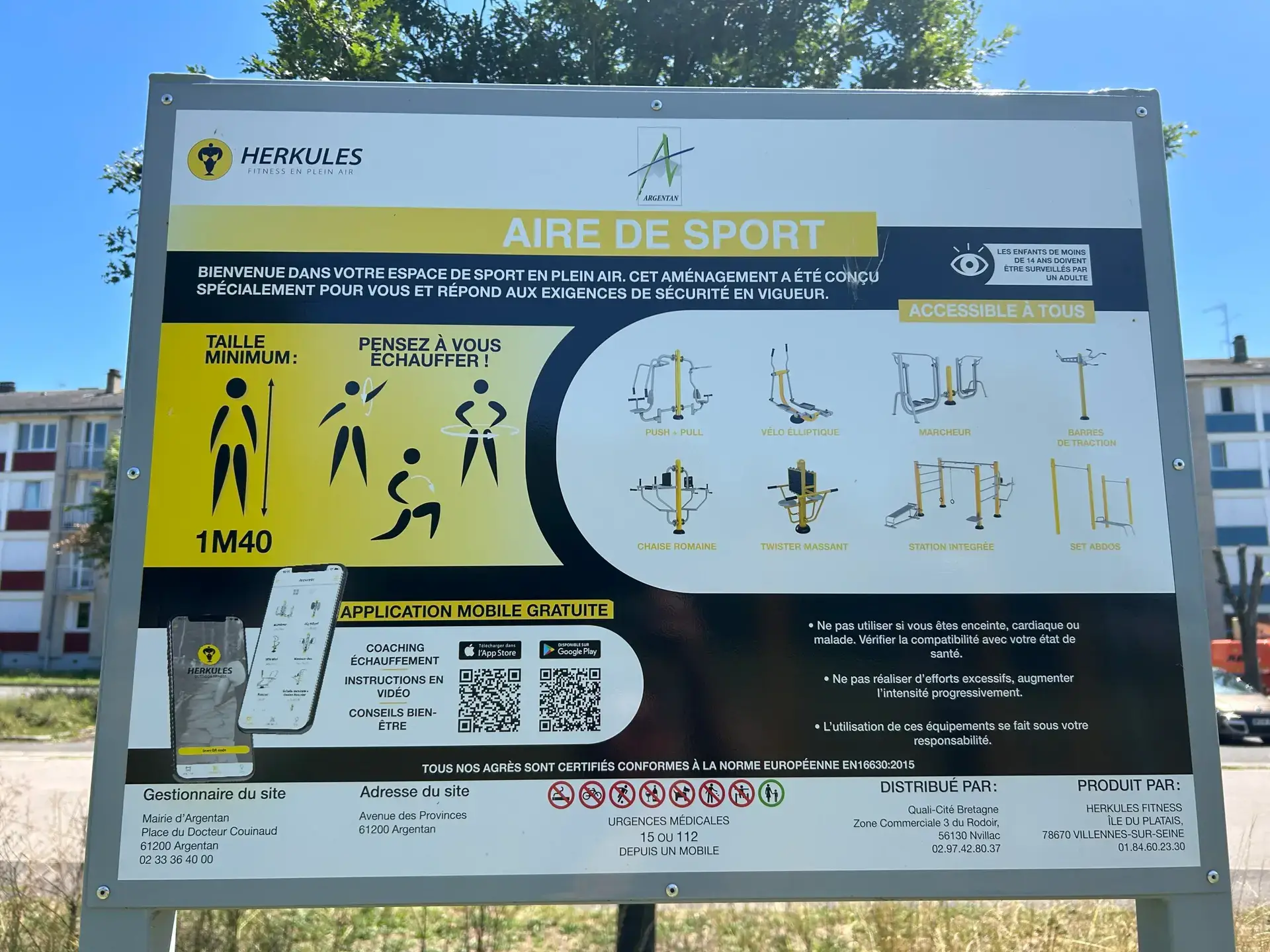 Close-up of an information sign on a Herkules Fitness outdoor fitness area in Argentan