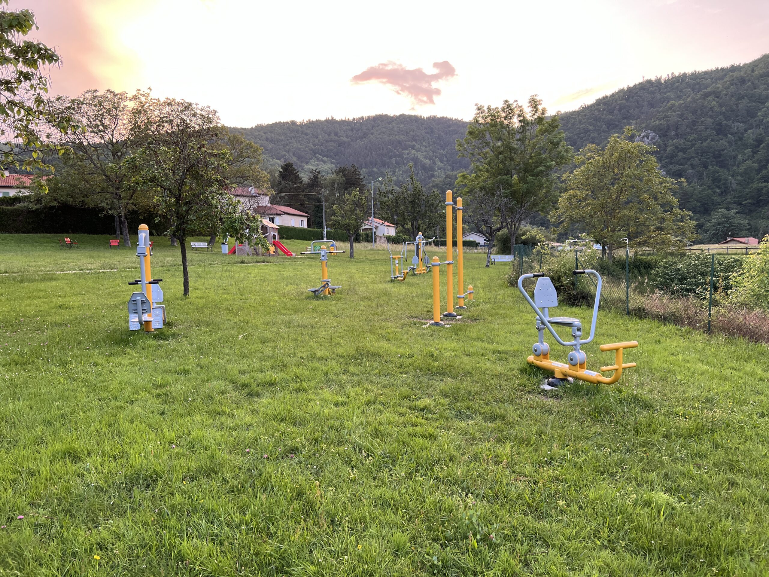 fitness extérieur avec un sol en herbe