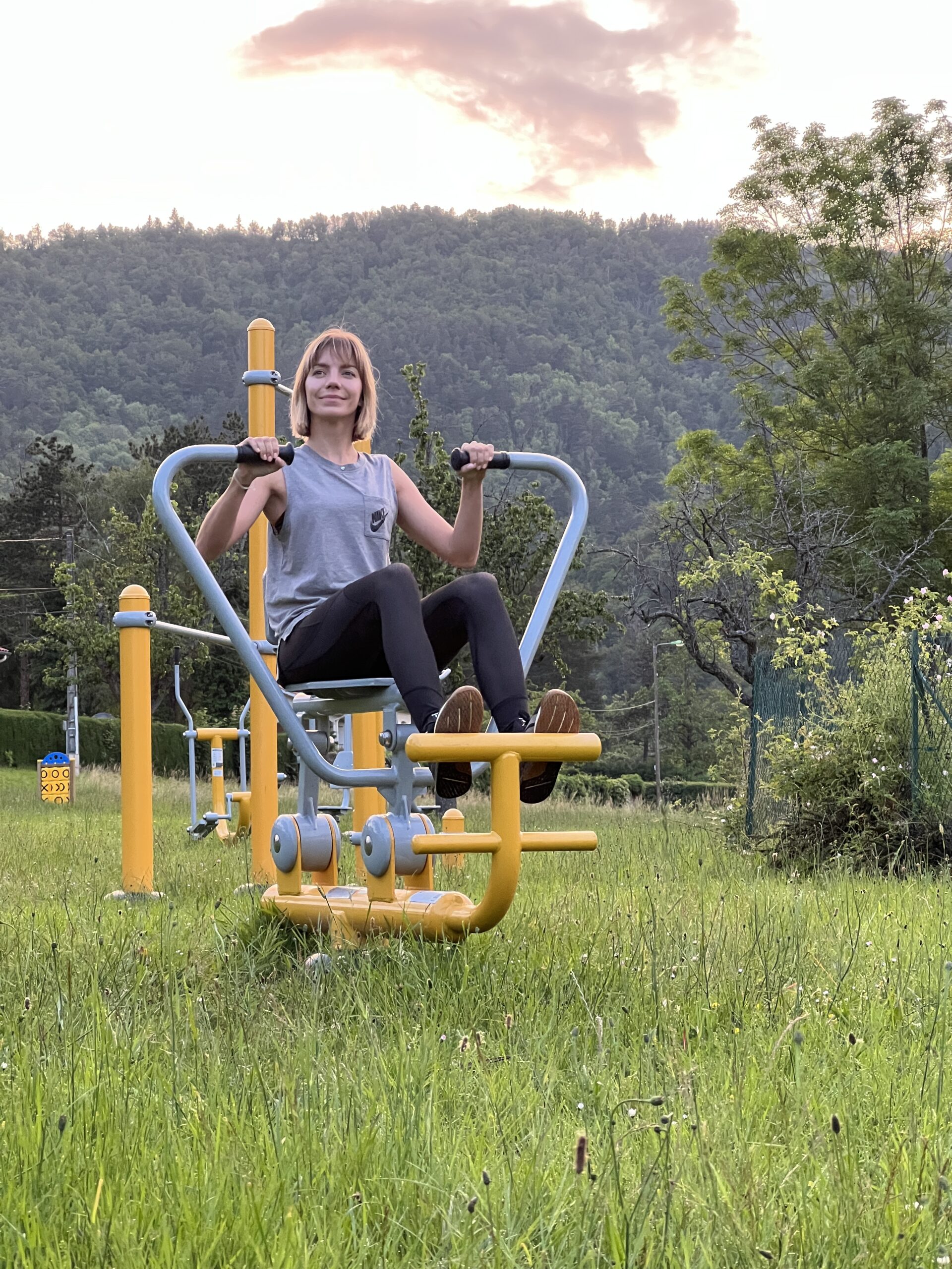 Rameur sur un espace de fitness extérieur