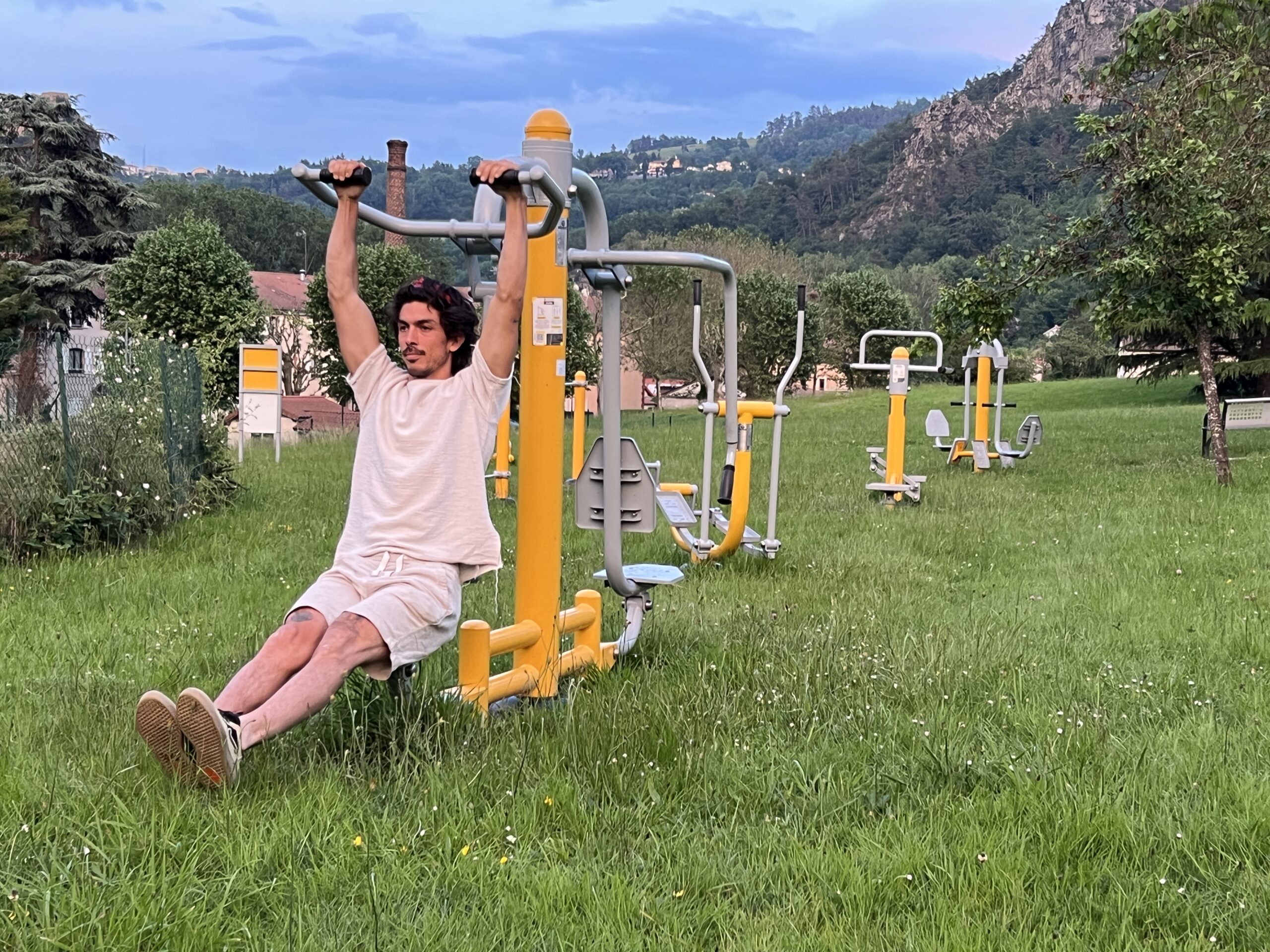 homme faisant un push sur un push + pull