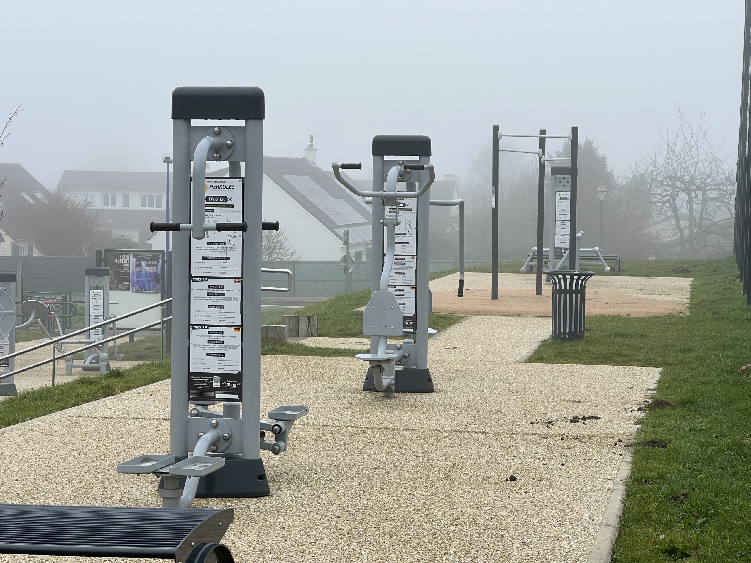 espace fitness extérieur sur une dalle en béton