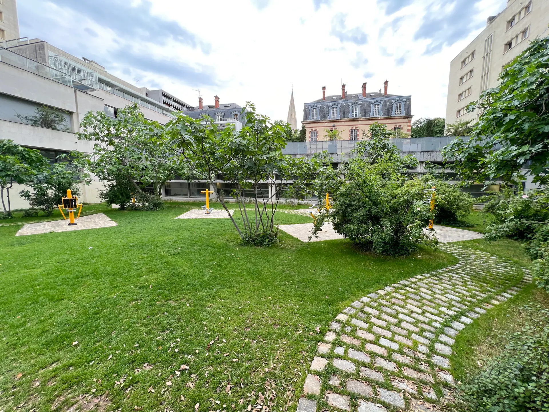 zewnętrzna przestrzeń fitness w Paryżu