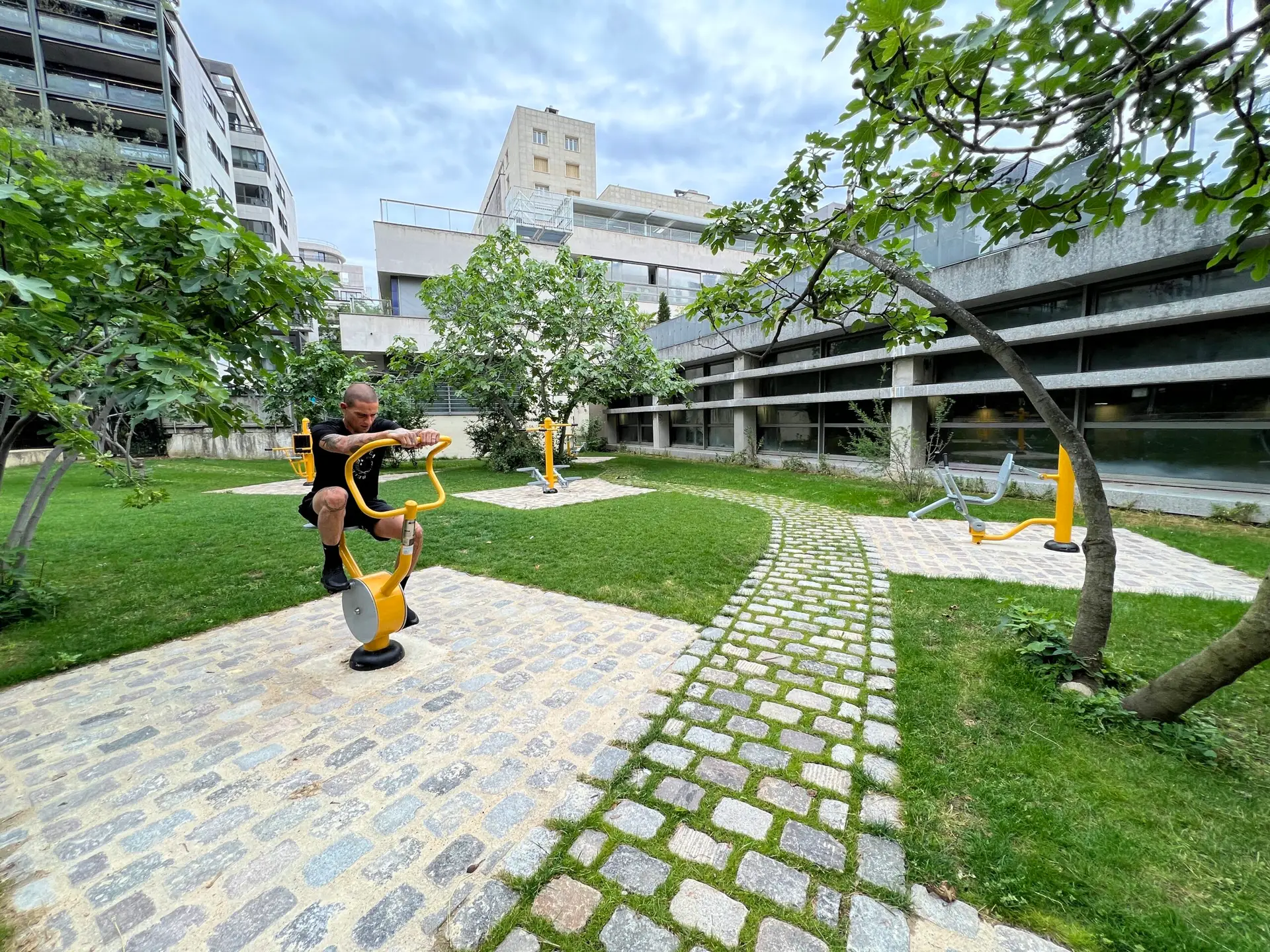 Mężczyzna jeżdżący na rowerze w miejskiej przestrzeni fitness