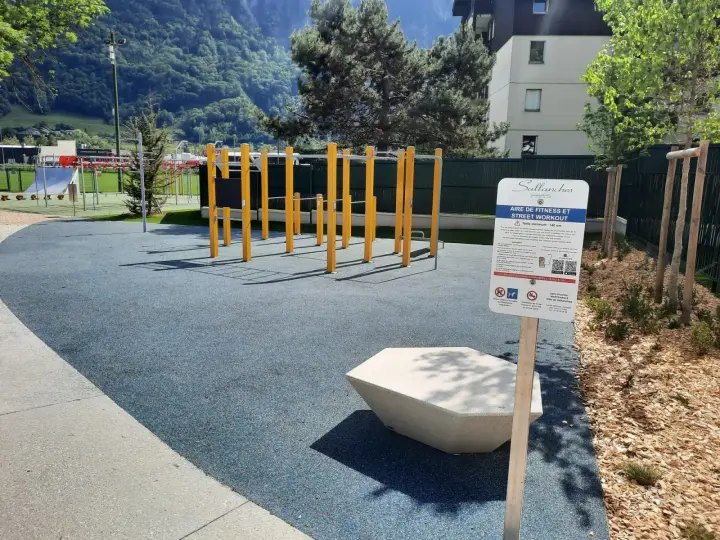 Outdoor fitness trail in Sallanches: a complete space dedicated to balance, street workout, and strengthening