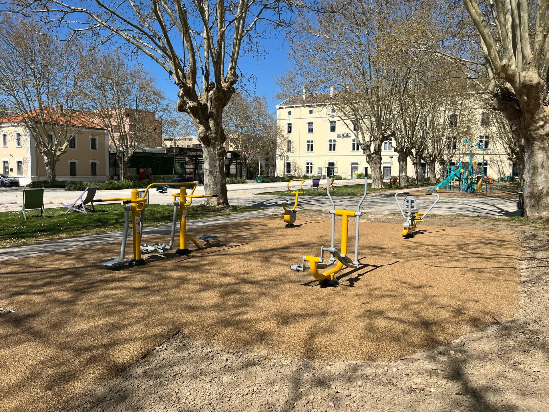 Fitness na świeżym powietrzu w Montélimar z rowerem eliptycznym i jeźdźcem