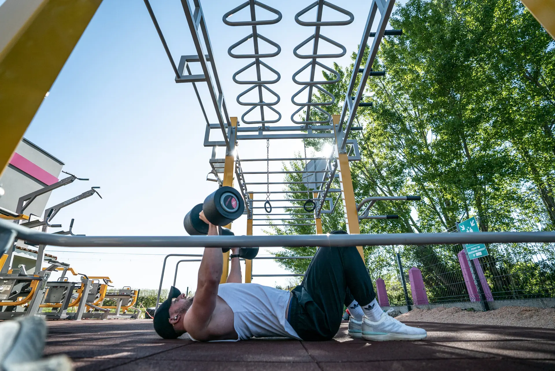 Wzmocnienie mężczyzny, pod strukturą streetworkoutu