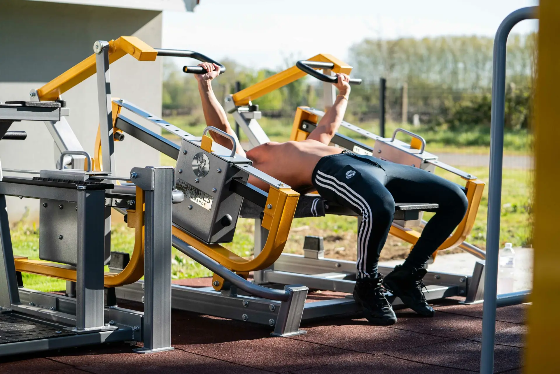 Trening siłowy na świeżym powietrzu w siłowni