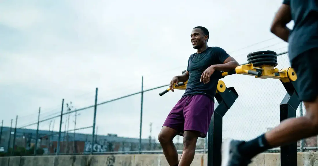 Sportif en séance de préparation physique sur un équipement Herkules