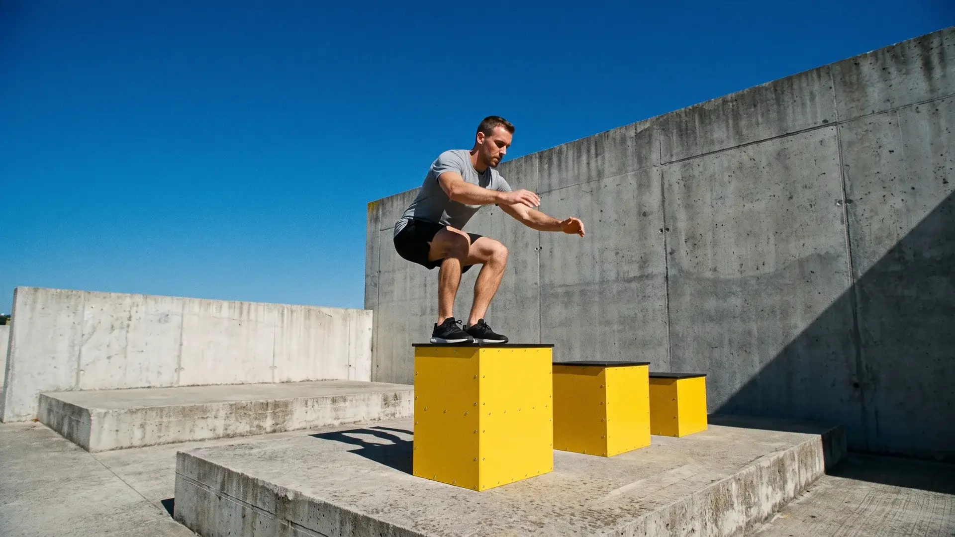 Sportif effectuant un box jump sur une jump box de street workout extérieure